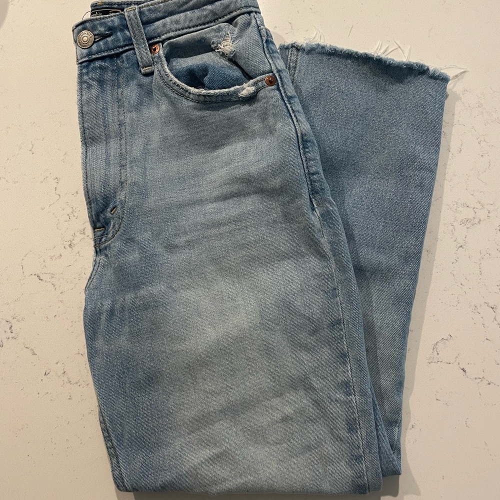 A&F Zoe Natural Rise Ankle Straight Leg Jeans- Size 25 or 0 in Short